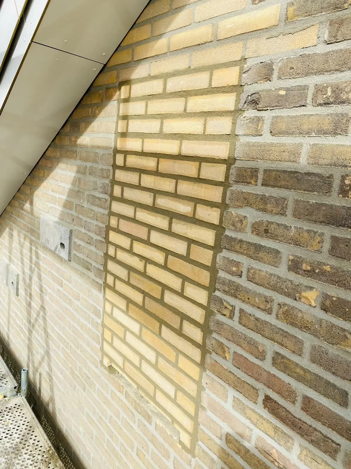 Gevel waarin enkele stenen zijn vervangen