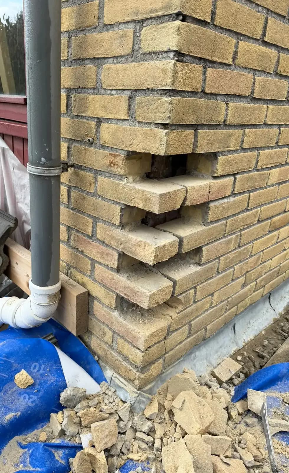 Gevelhoek met uitgehaalde stenen voor herstel