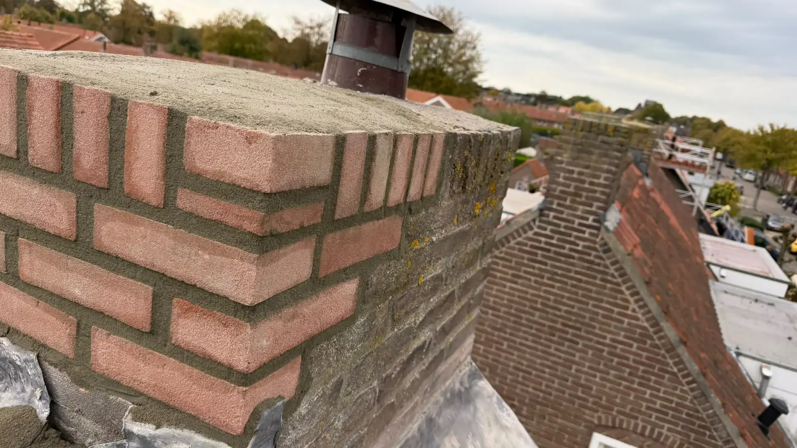 Gevoegde schoorsteen met lood op een pannendak