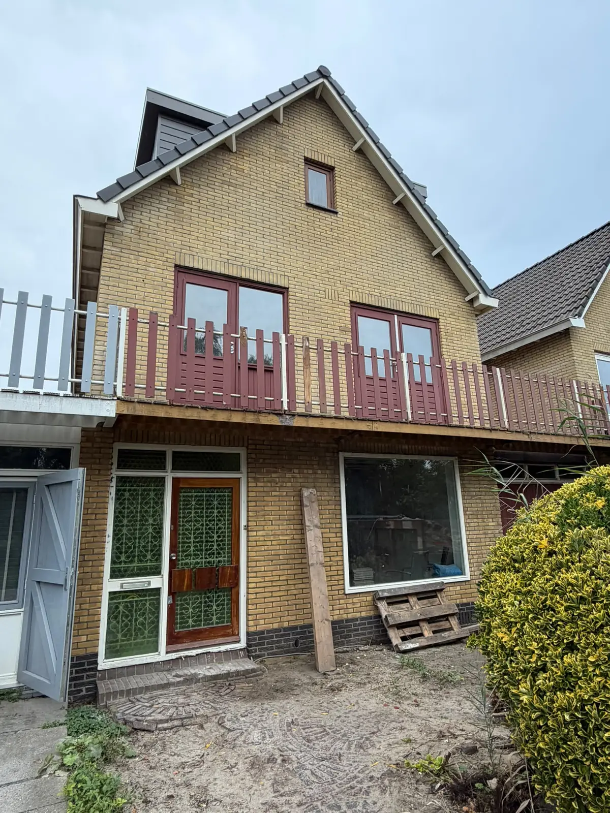 Woning met een gevel van gele baksteen
